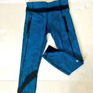 Lululemon Size 4 black/turquoise Inspire Tight, zipper front pocket leggings